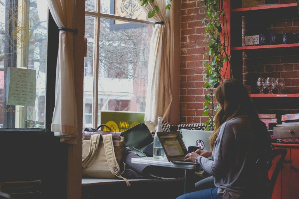 7 Expert Tips for Freelance Writers Who Want to Work From Anywhere